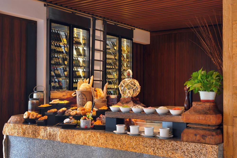 סינגפור Oasia Resort Sentosa By Far East Hospitality מראה חיצוני תמונה A buffet at a hotel